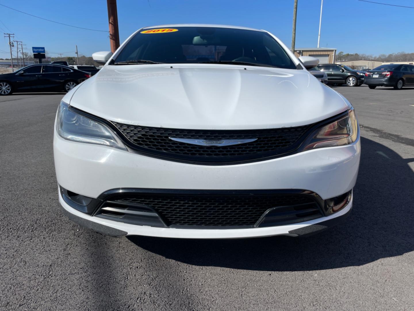 2015 White Chrysler 200 (1C3CCCBB6FN) with an 4-Cyl, MultiAir, 2.4L engine, Automatic, 9-Spd transmission, located at 8008 Warden Rd, Sherwood, AR, 72120, (501) 801-6100, 34.830078, -92.186684 - Photo#2